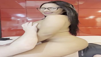 Lambuzei o pau do meu vizinho com mel cai de boca e esfreguei minha buceta