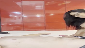 Lambuzei o pau do meu vizinho com mel cai de boca e esfreguei minha buceta