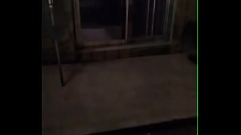 Desvistiendome y enseñando tanga