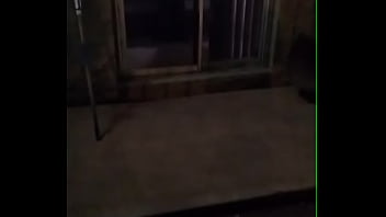 Desvistiendome y enseñando tanga