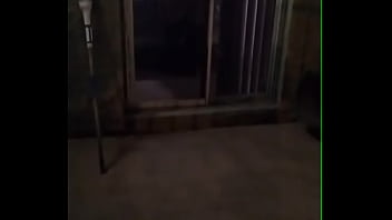 Desvistiendome y enseñando tanga