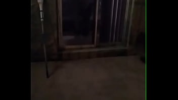 Desvistiendome y enseñando tanga