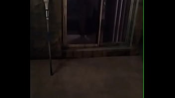 Desvistiendome y enseñando tanga