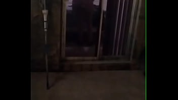 Desvistiendome y enseñando tanga