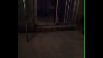 Desvistiendome y enseñando tanga