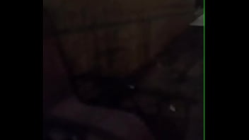 Desvistiendome y enseñando tanga