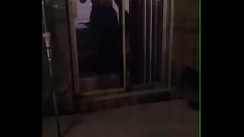 Desvistiendome y enseñando tanga