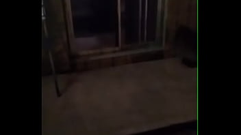 Desvistiendome y enseñando tanga