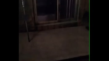 Desvistiendome y enseñando tanga