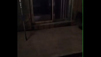 Desvistiendome y enseñando tanga