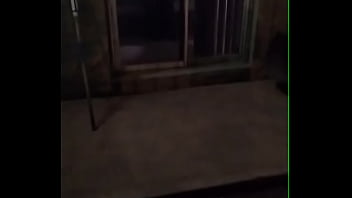 Desvistiendome y enseñando tanga