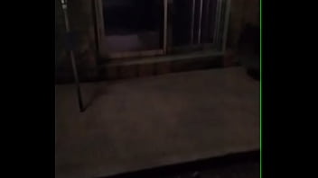 Desvistiendome y enseñando tanga