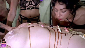 Me invitaron a una orgia festiva y me la paso de maravilla