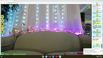 Big ass girl masturbates on cam