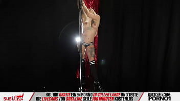 Nach feierabend verdient sie sich etwas dazu ihr chef darf es nicht herausfinden Nach feierabend verdient sie sich etwas dazu ihr chef darf es nicht herausfinden