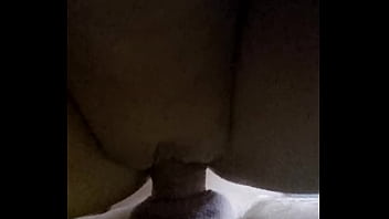 Esposa excitada senta gostoso com os peitinhos durinhos de tesão e a buceta toda melada