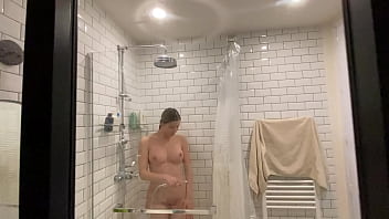 Nouvelle vidéo gratuite ce soir pour mes fans “sous la douche” je suce et