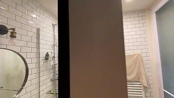 Nouvelle vidéo gratuite ce soir pour mes fans “sous la douche” je suce et