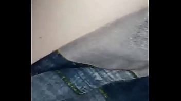 Gretala senza slip davanti il giardiniere