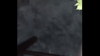 Gretala senza slip davanti il giardiniere