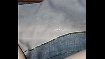 Gretala senza slip davanti il giardiniere