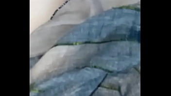 Gretala senza slip davanti il giardiniere