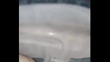 Gretala senza slip davanti il giardiniere