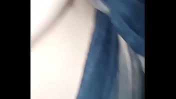 Gretala senza slip davanti il giardiniere