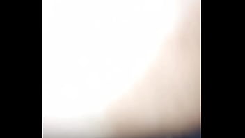 Gretala senza slip davanti il giardiniere