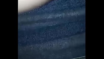 Gretala senza slip davanti il giardiniere