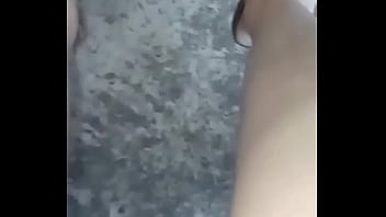 Gretala senza slip davanti il giardiniere