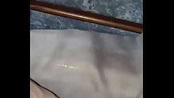 Gretala senza slip davanti il giardiniere