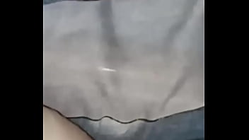 Gretala senza slip davanti il giardiniere