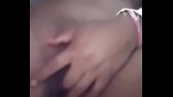 Alexandra masturbándose