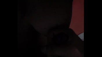 La mia ragazza vuole rilassarmi succhiandomi il cazzo