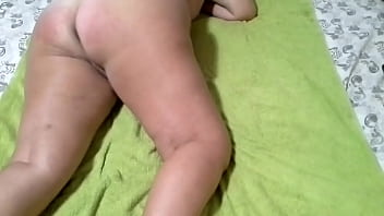 Il mio sedere diventa rosso dopo essere stato sculacciato forte dal mio padrone