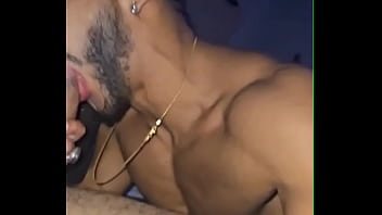 Não resisti em ver aquela rola linda entrando na minha esposa cai de boca na rola do comedor