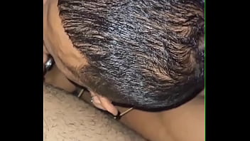 Não resisti em ver aquela rola linda entrando na minha esposa cai de boca na rola do comedor