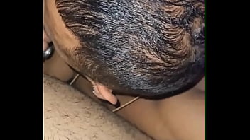 Não resisti em ver aquela rola linda entrando na minha esposa cai de boca na rola do comedor