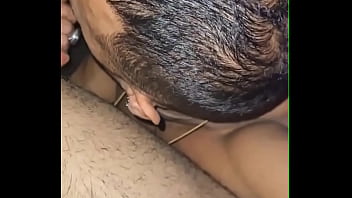 Não resisti em ver aquela rola linda entrando na minha esposa cai de boca na rola do comedor