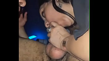 Não resisti em ver aquela rola linda entrando na minha esposa cai de boca na rola do comedor