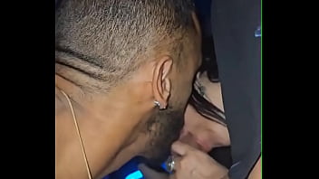 Não resisti em ver aquela rola linda entrando na minha esposa cai de boca na rola do comedor