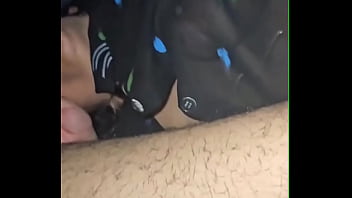 Não resisti em ver aquela rola linda entrando na minha esposa cai de boca na rola do comedor