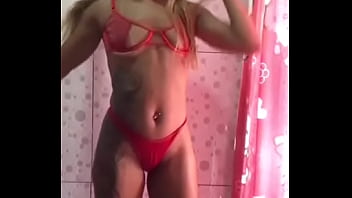 Sol di luna dançando em casa