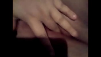 Laura tocandose la panocha