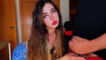 Me sorprend&iacute; al ver a mi padrastro haciendose una paja con mis videos porno termina follando con hijastra bien puta