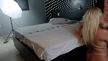 Fudendo na cama em menage