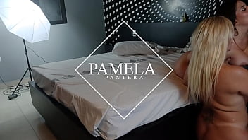 Fudendo na cama em menage