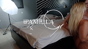 Fudendo na cama em menage