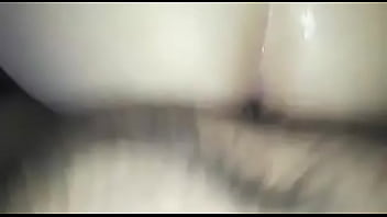 Guspindo no cuzinho gostoso da esposa safada